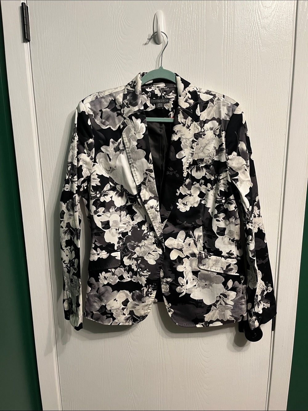 NWT women’s Covington XL black and white floral blazer!